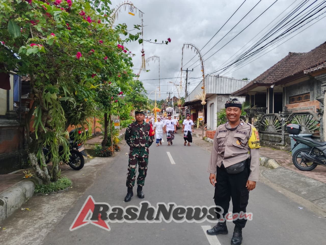 Kawal Upacara Melasti, Babinsa Selisihan Jaga Silahturahmi Dan Keamanan