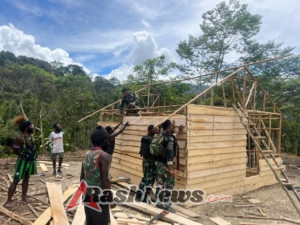 Sinergi Satgas Yonif 743/PSY Dan Masyarakat Percepat Pembangunan Rumah Di Kampung Tionolok