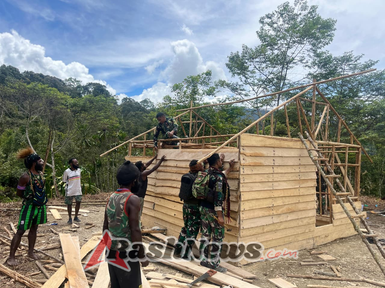 Sinergi Satgas Yonif 743/PSY Dan Masyarakat Percepat Pembangunan Rumah Di Kampung Tionolok