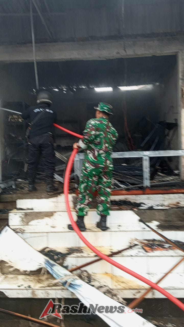 Kebakaran 11 Ruko di Pasar Menanga, Anggota Koramil 1623-03/Rendang Berperan Aktif dalam Penanganan.