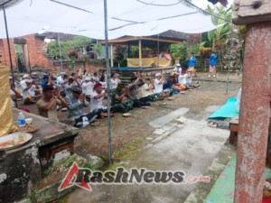 Wujud Silahturahmi TNI dan Masyarakat, Danramil Marga Ikuti Persembahyangan Galungan di Pura Dalem