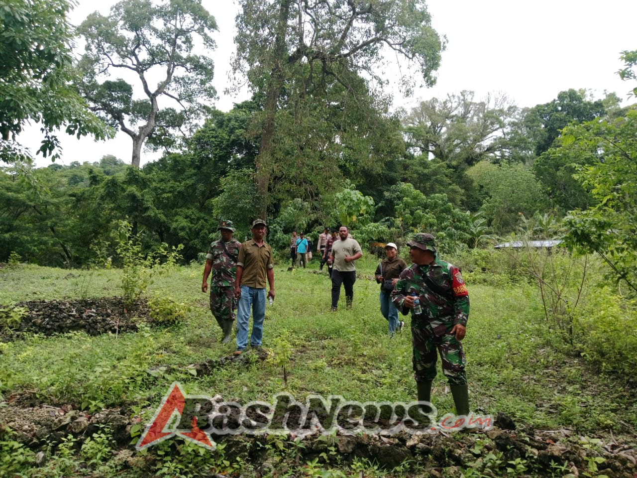 Pantau Kawasan Hutan, Personil Babinsa Koramil Betun Bersama BKSDA Patroli di Kawasan Hutan Lindung