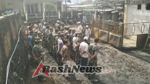 Danramil Donggo Pimpin Evakuasi Sisa Kebakaran Rumah di Desa Doridungga
