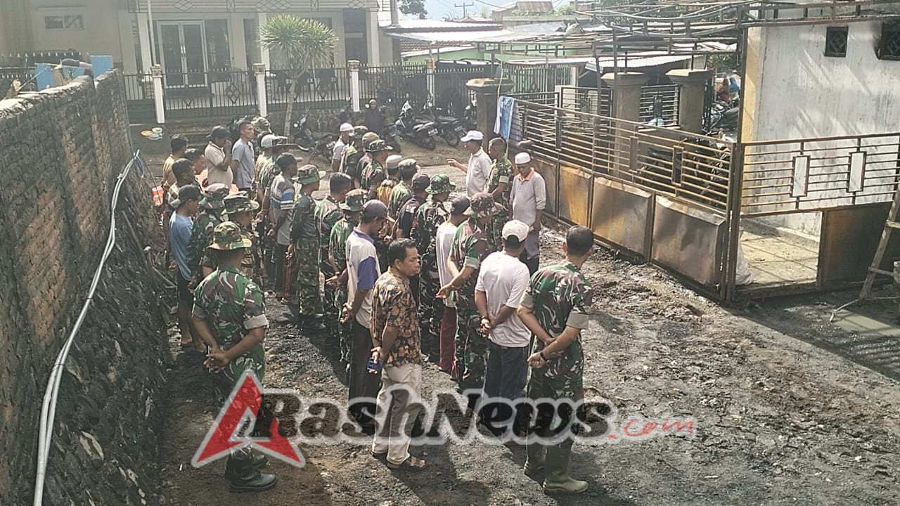 Danramil Donggo Pimpin Evakuasi Sisa Kebakaran Rumah di Desa Doridungga