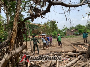 Babinsa Nagawutung dan Warga Imulolong Perkuat Semangat Gotong Royong