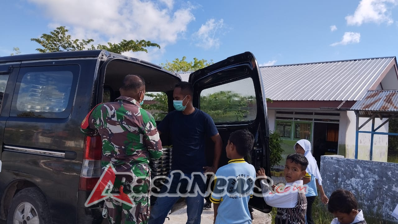Babinsa Serda Ismail Rahadat Dampingi Pemberian Makanan Bergizi untuk 2.905 Pelajar di Rote Timur