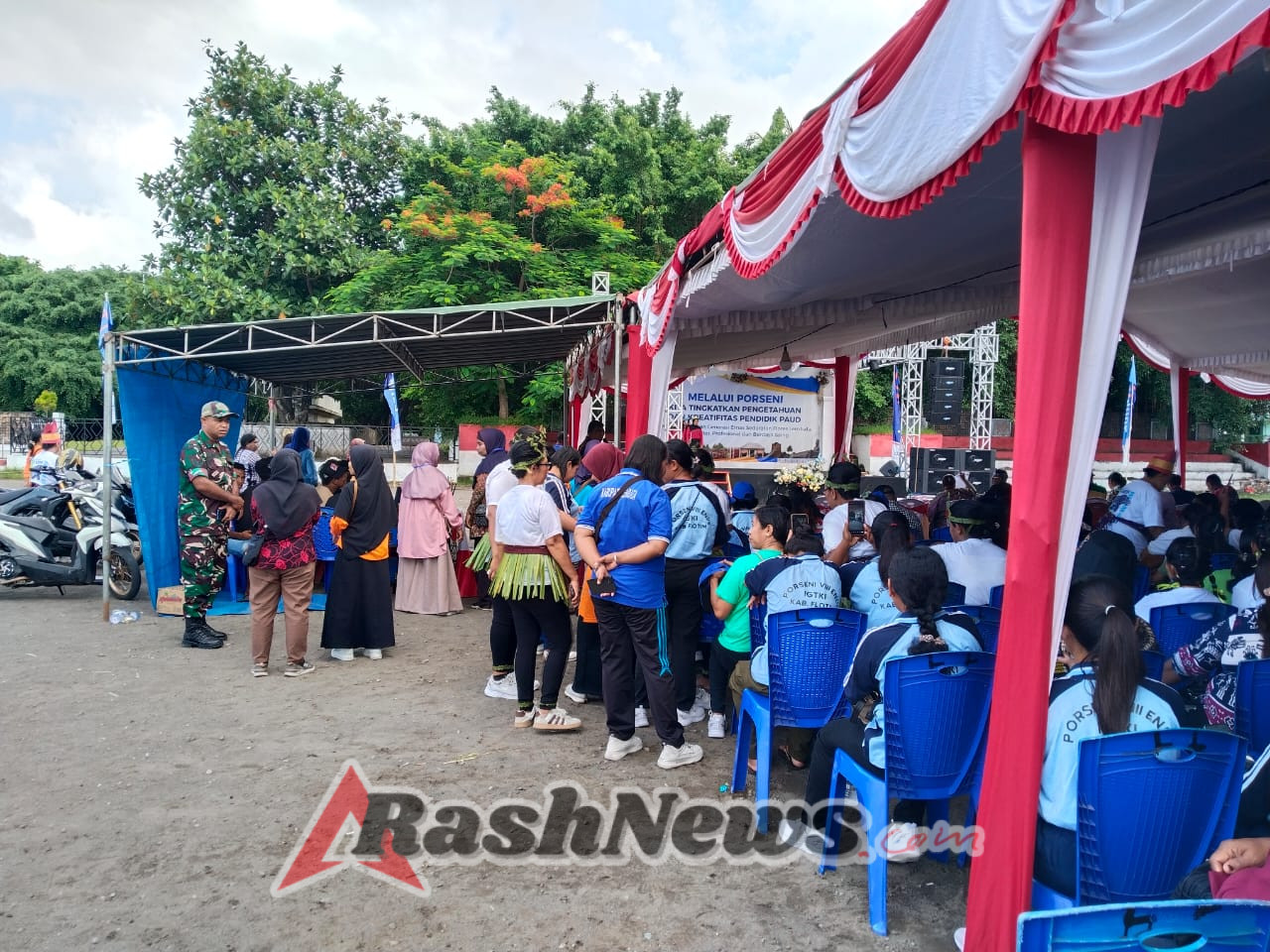 Ende, – Kegiatan Pentas Seni Gerak dan Lagu bagi Guru dan Anak-anak PAUD se-Daratan Flores dan Lembata tahun 2025 resmi digelar hari ini di Lapangan Pancasila, Kotaraja, Kecamatan Ende Utara, Kabupaten Ende. Kegiatan ini berlangsung khidmat, tertib, dan penuh semangat kreatifitas.  Dengan tema “Melalui Porseni Kita Tingkatkan Pengetahuan dan Kreativitas Pendidik PAUD di Kotaraja, Kec. Ende Utara, Kab. Ende”, acara ini menjadi ajang bagi guru dan anak-anak PAUD dari berbagai kabupaten di Daratan Flores dan Lembata untuk menunjukkan bakat dan kreativitas mereka melalui lomba tari dan lagu.  Kegiatan dihadiri oleh sejumlah pejabat dan tokoh penting, antara lain:  Wakil Bupati Ende, Ibu Maria Matildis Banda  Kepala Dinas Pendidikan & Kebudayaan Kabupaten Ende  Para guru dan anak-anak PAUD se-Daratan Flores dan Lembata  Para orang tua murid  Dalam sambutannya, Wakil Bupati Maria Matildis Banda menyampaikan apresiasi kepada seluruh pendidik dan anak-anak PAUD yang telah berpartisipasi, menekankan pentingnya kegiatan seni sebagai media pengembangan kreativitas dan pembelajaran bagi anak usia dini. Sementara Kepala Dinas Pendidikan & Kebudayaan Kabupaten Ende menggarisbawahi perlunya kolaborasi antara pendidik, orang tua, dan pemerintah untuk memaksimalkan potensi anak-anak PAUD.  Acara ini berjalan lancar dan aman, diakhiri dengan penyerahan penghargaan bagi peserta terbaik, dan menjadi bukti nyata komitmen pemerintah daerah dalam meningkatkan kualitas pendidikan anak usia dini di Flores dan Lembata.  (Pendim 1602/Ende)