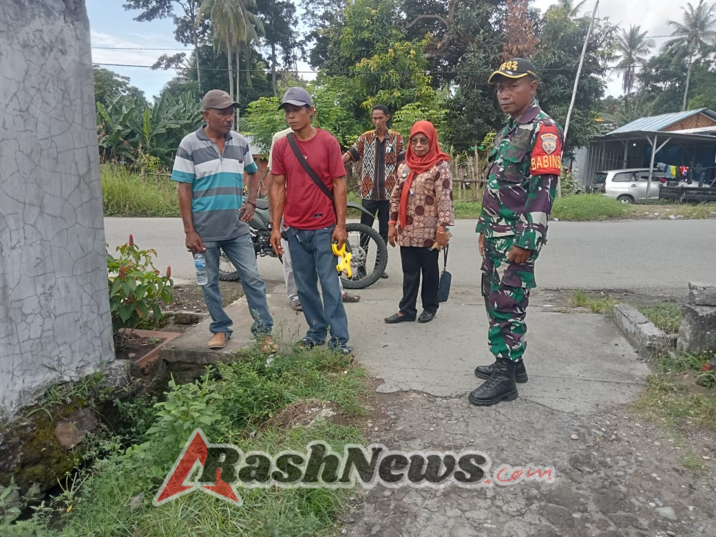 Kehadiran Babinsa Ciptakan Lingkungan Aman Saat Pembangunan Rabat Jalan di Ende Timur