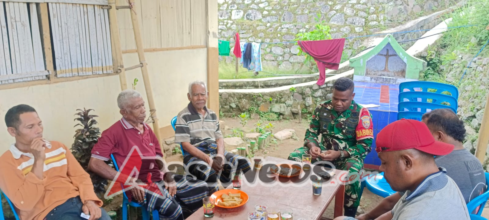 Babinsa Ende Ajak Warga Kampung Radaara Tetap Waspada dan Aktif dalam Pamwil