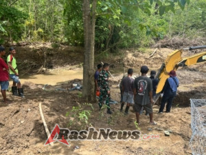 Babinsa Karera Kawal Pemasangan Bronjong Lindungi Gereja GKS Nggongi dari Ancaman Longsor