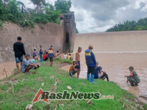 Babinsa Kumbe Bersama Tim SAR dan Masyarakat Lakukan Pencarian Korban Banjir di Kota Bima