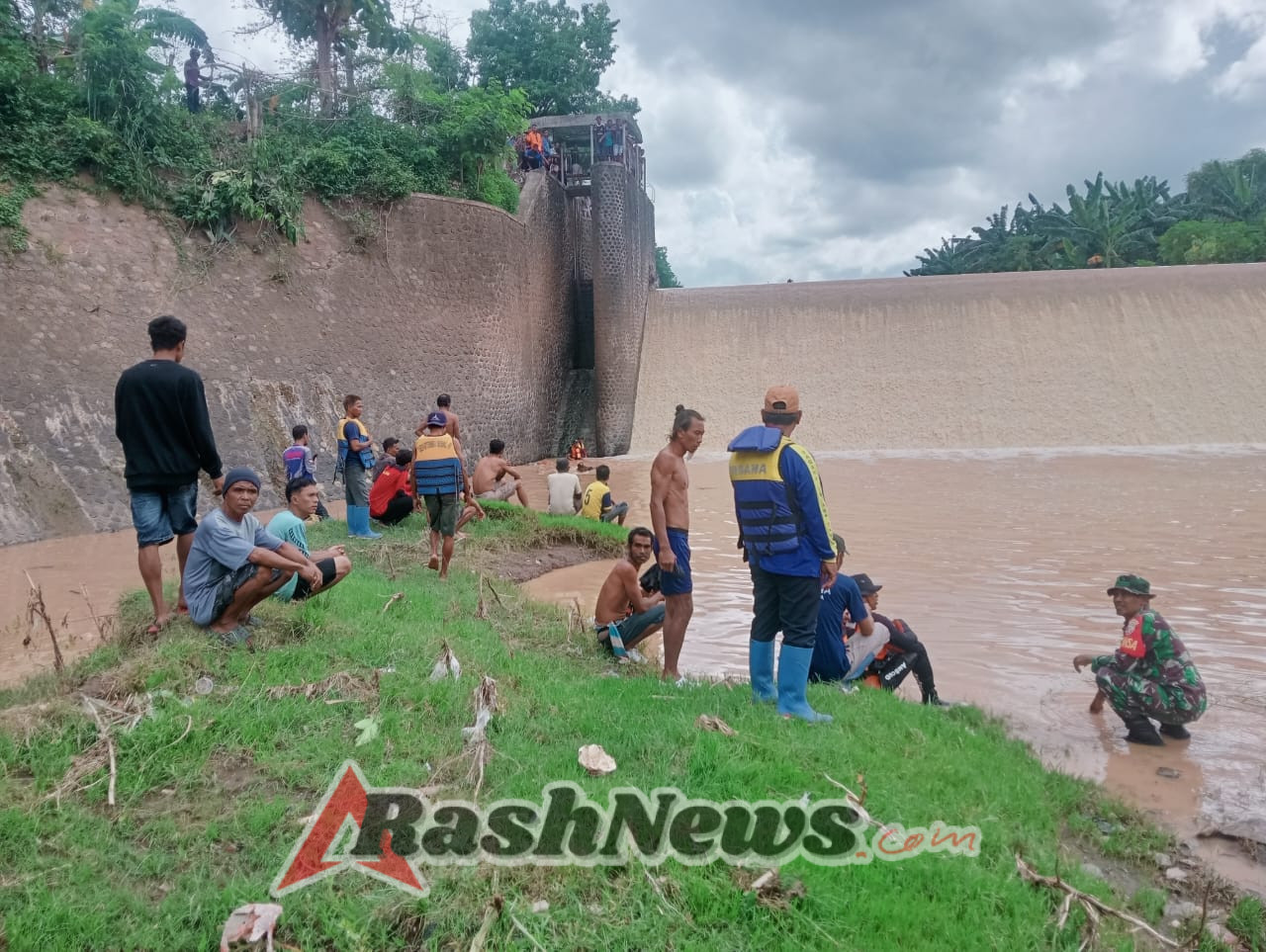 Babinsa Kumbe Bersama Tim SAR dan Masyarakat Lakukan Pencarian Korban Banjir di Kota Bima