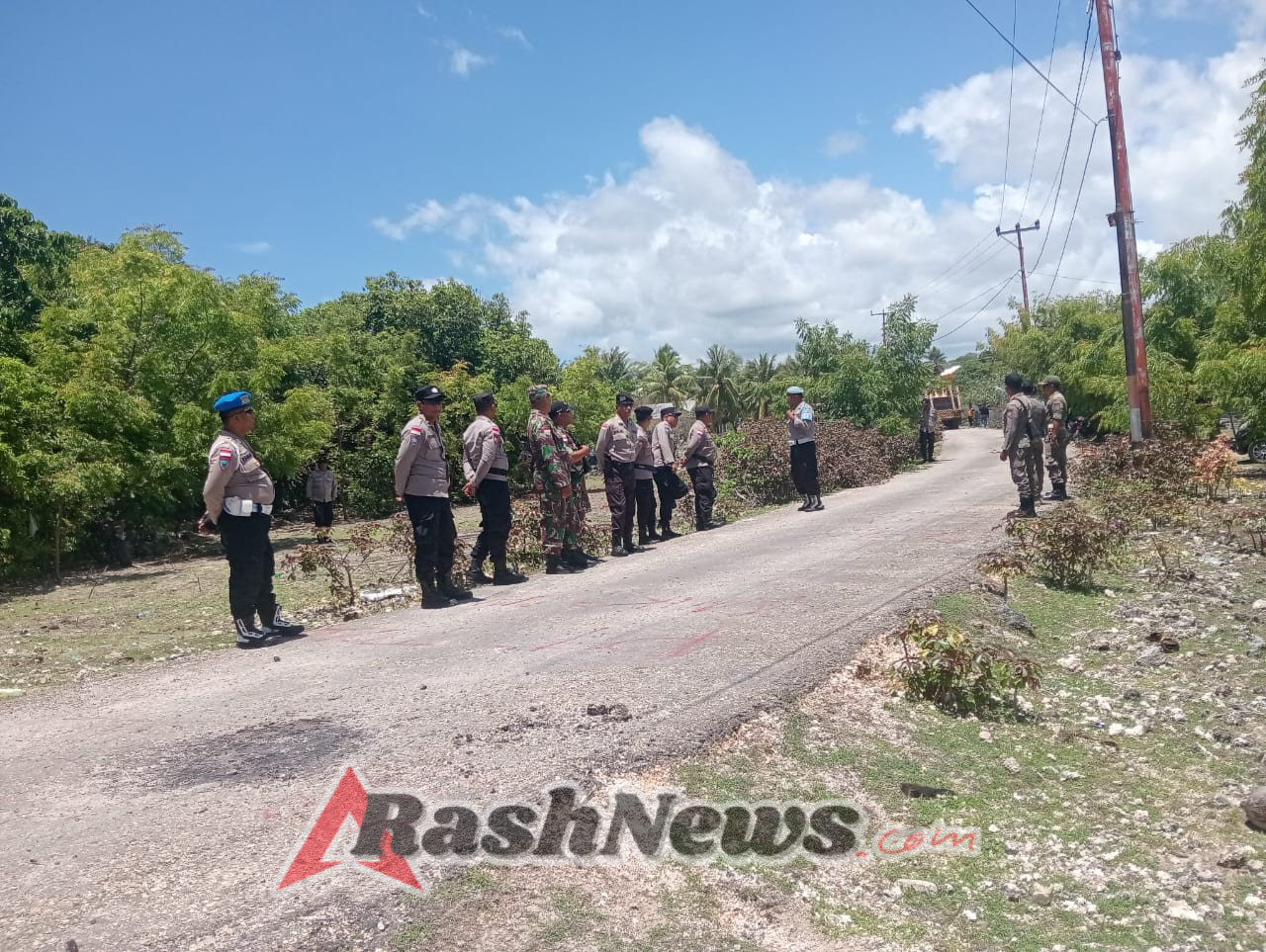 Tindak Lanjut Gangguan Transportasi, Pemda Rote Ndao Bersihkan Blokade Jalan di Oemau