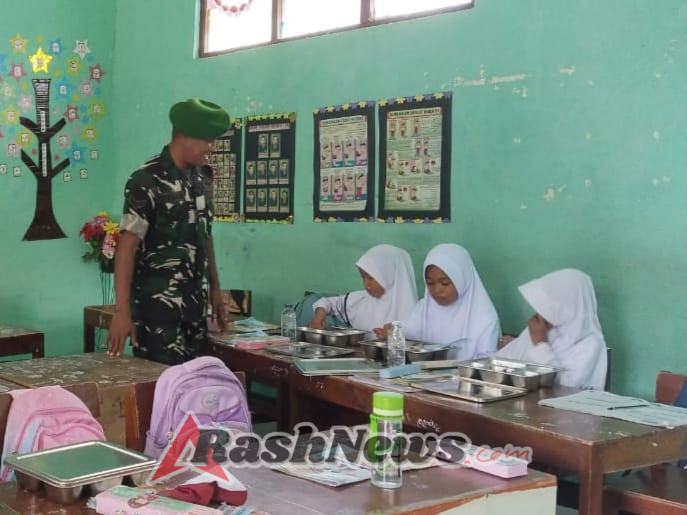 TNI Hadir di Tengah Masyarakat: Babinsa Dampingi Program Gizi Anak Sekolah