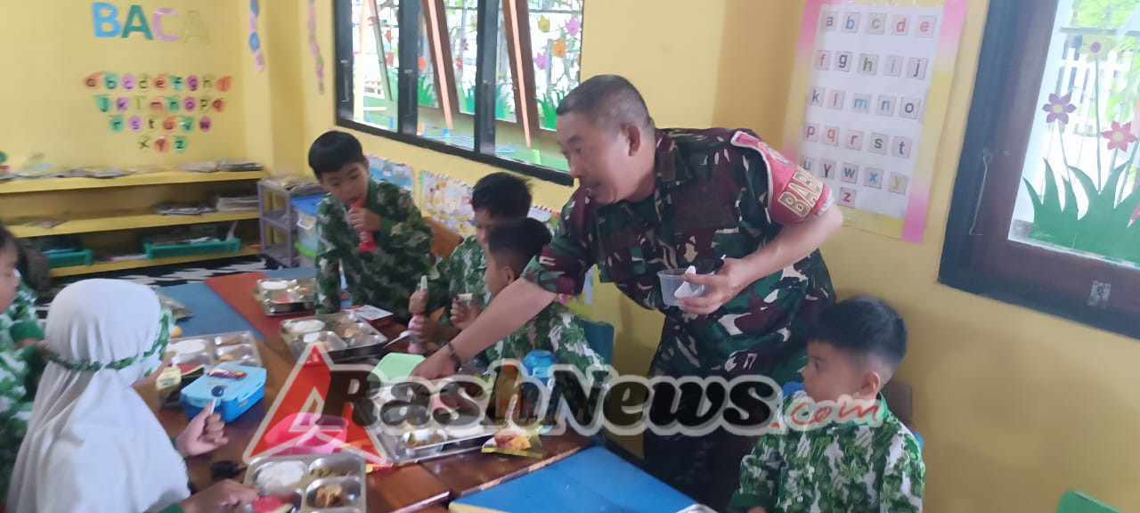 Babinsa Koramil Kupang Bantu Anak TK Nikmati MBG