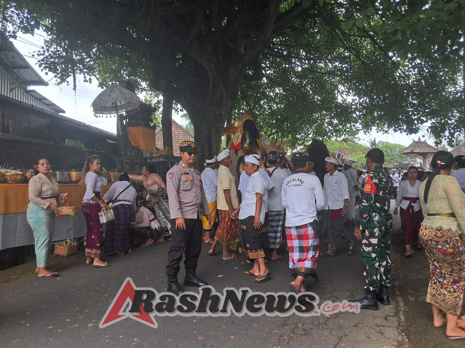 Demi Kelancaran Nangluk Merana, Babinsa Bungbungan Turun Beri Pengamanan