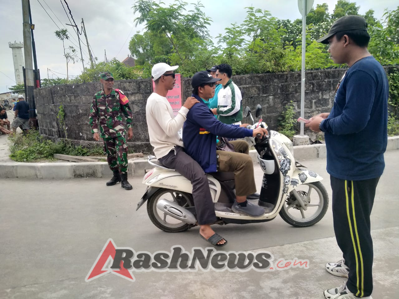 Tetap Konsisten, Koramil Nusa Penida Patroli Pelabuhan Wujudkan Wilayah Aman Dan Damai