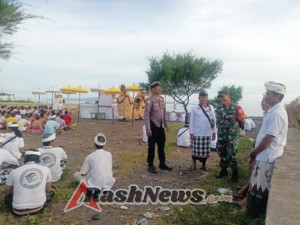 Digelar di Pantai Sidayu, Upacara Melasti Pura Dalem Desa Adat Sidayu Nyuhaya Dikawal Babinsa Takmung
