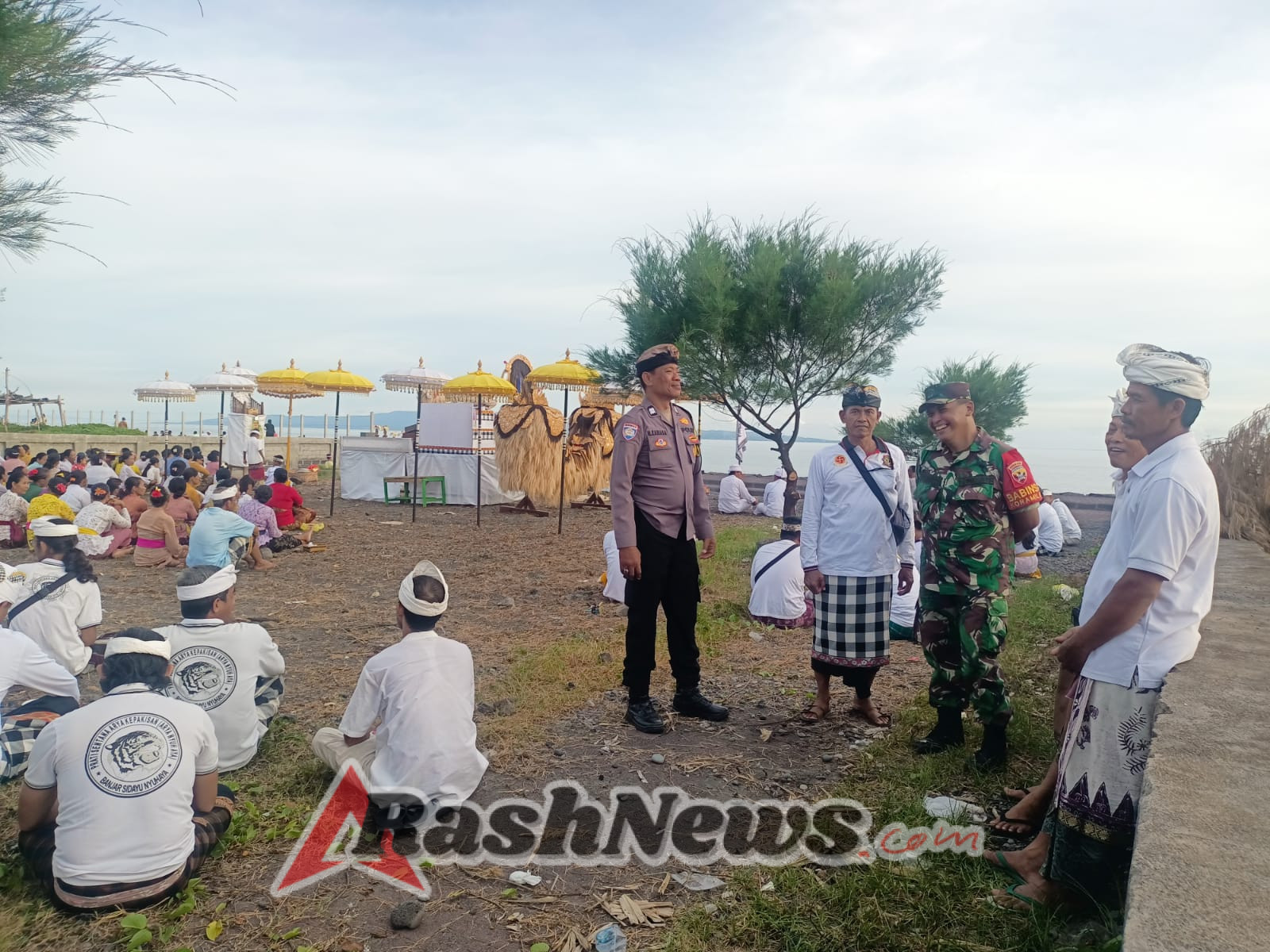 Digelar di Pantai Sidayu, Upacara Melasti Pura Dalem Desa Adat Sidayu Nyuhaya Dikawal Babinsa Takmung