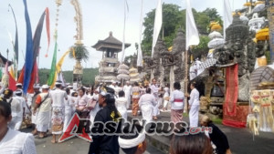 Anggota Koramil 1623-02/Abang Bersama Instansi Terkait Amankan Rangkaian Upacara Pujawali Pura Lempuyang Luhur.