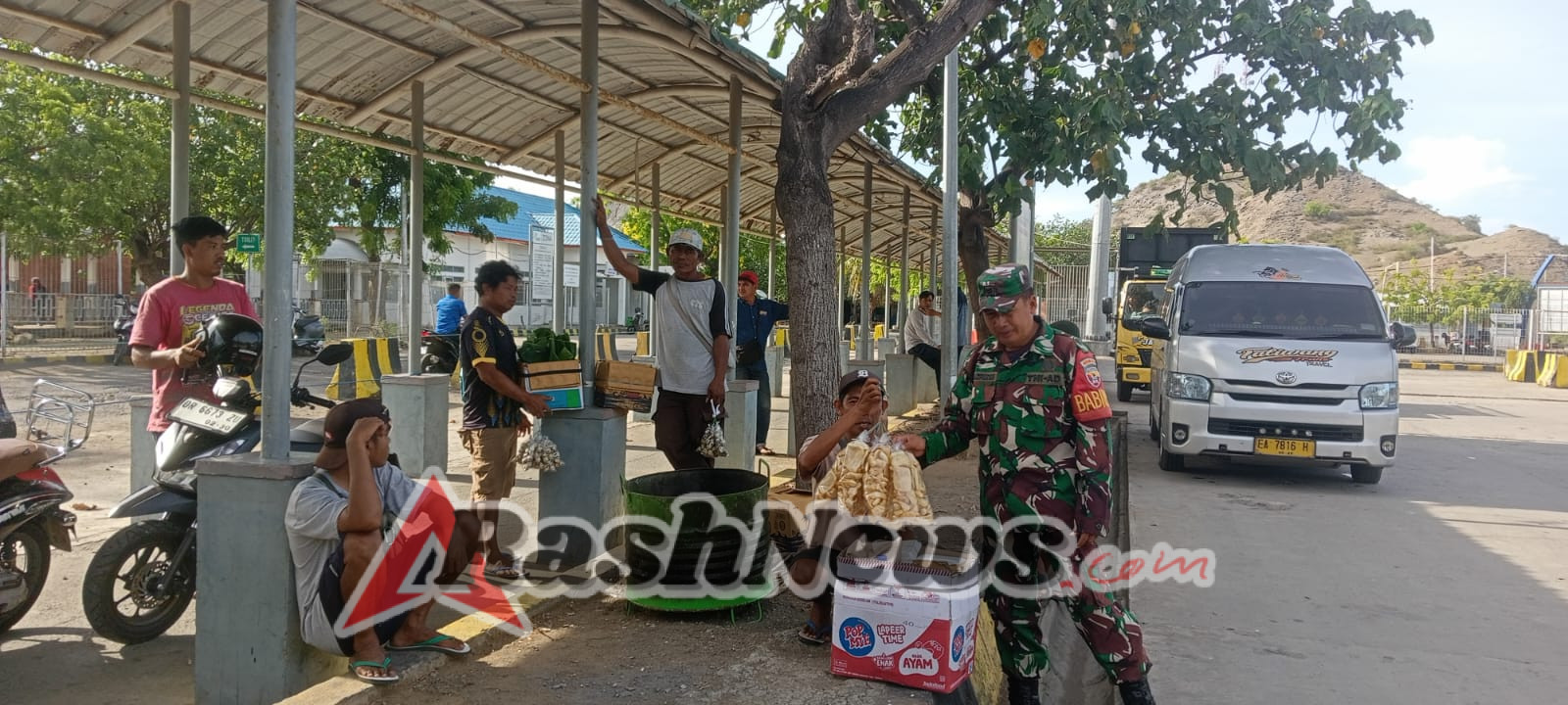Babinsa Desa Senayan Kawal Aktivitas Penyeberangan di Pelabuhan Poto Tano