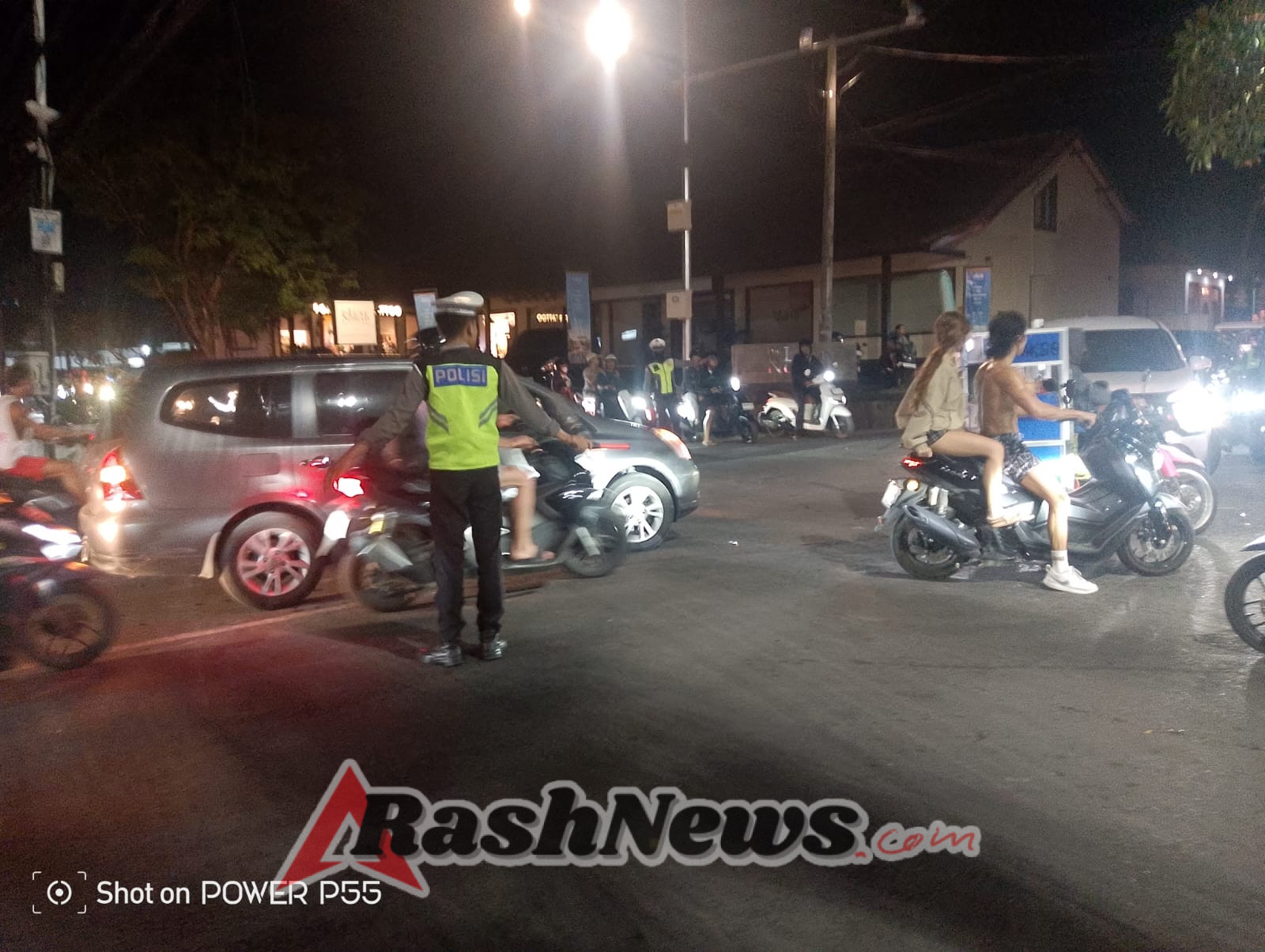 Umanis Galungan Terjadi Peningkatan Volume kendaraan Polsek Mengwi Lakukan Pengaturan di Jalur Singaraja – Denpasar