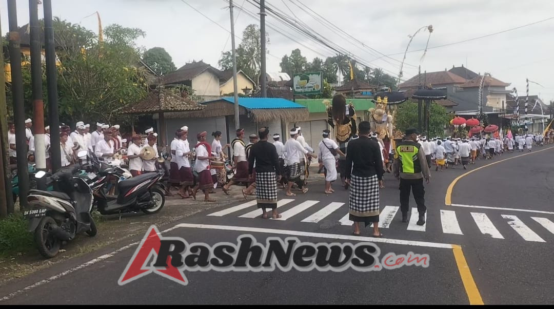 Bhabinkamtibmas dan Pecalang Amankan Piodalan Pura Panti Kawitan Luwus, Lalu Lintas Tetap Lancar
