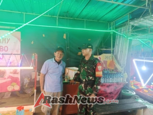 Menyambut Galungan: Babinsa Desa Pergung Amankan Pasar Adat Hari Ketiga di Jembrana