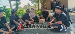 Temui Pecalang Desa Adat Sukahet, Bhabinkamtibmas Desa Talibeng Serap informasi serta Keluhan Warga.