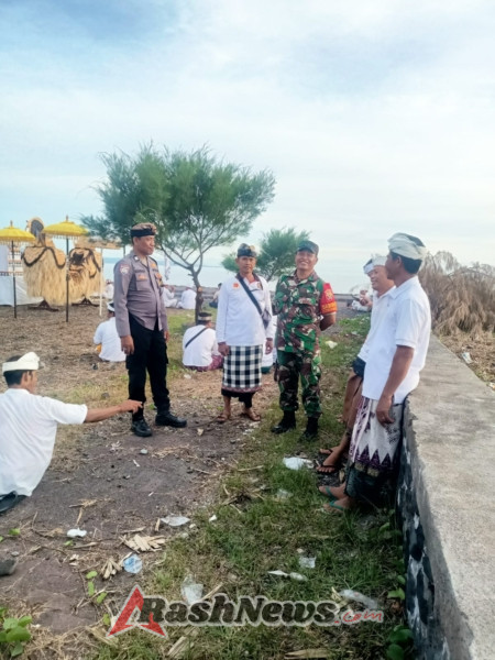 Sinergi Bhabinkamtibmas Takmung Amankan Upacara Melasti Desa Takmung