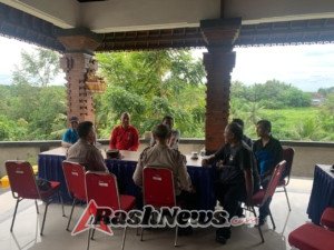Bangun Komunikasi dengan Warga, Kanit Bhabinkamtibmas Gelar Jumat Curhat di Kantor Desa Gulingan