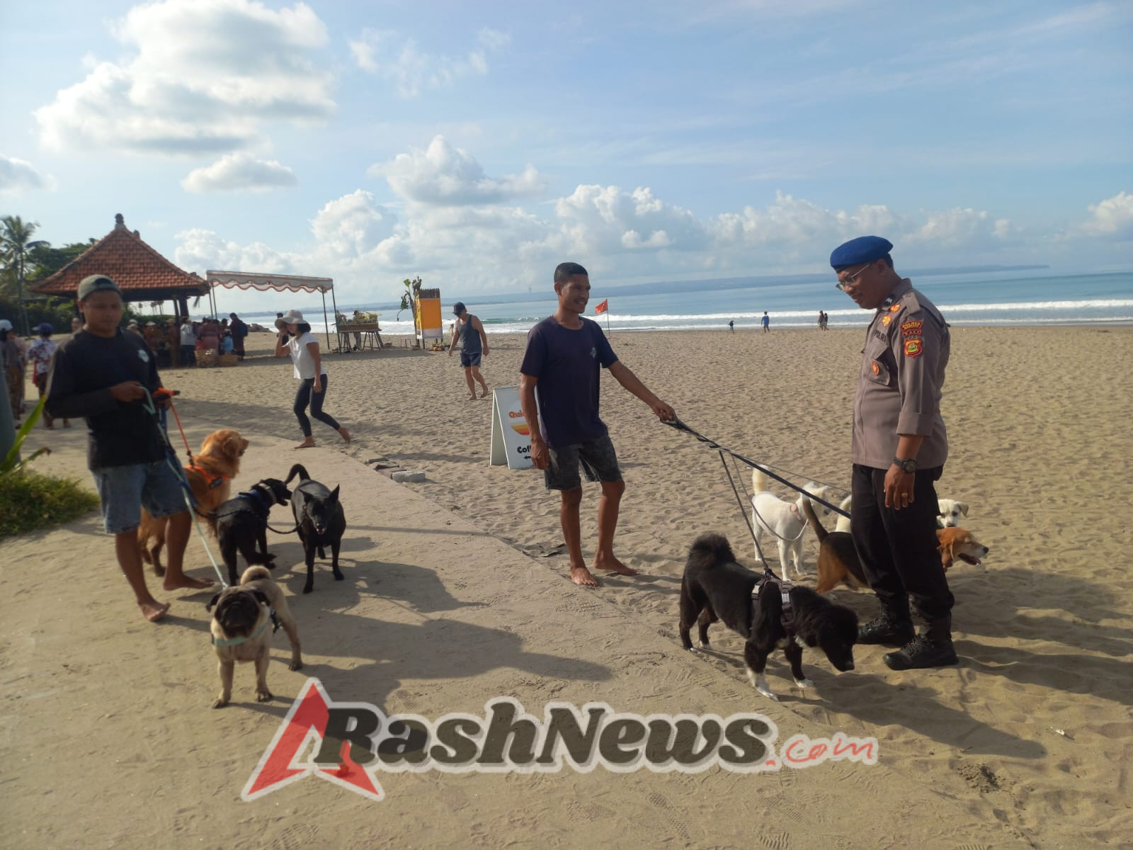 Wujudkan Pantai Aman, Satpolairud Pasang Bendera Merah dan Himbau Wisatawan di Kuta Utara