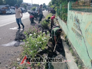 Jumat Bersih di Soriutu: Koramil Manggelewa dan Warga Bersihkan Masjid At Taqwa