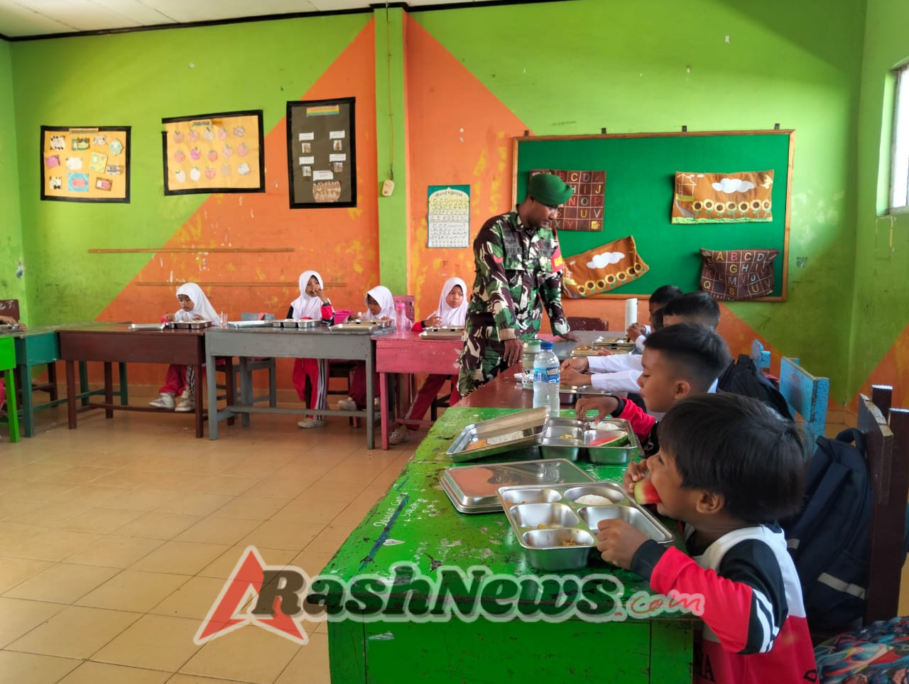 TNI Hadir untuk Rakyat: Babinsa Goa Pastikan Menu Sehat Tersaji untuk Peserta Didik