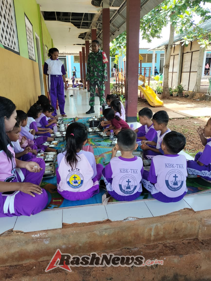 Program Makan Bergizi Gratis Sasar Ribuan Pelajar, Babinsa Pantai Baru Beri Pendampingan Penuh