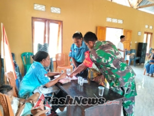 Babinsa Batutua Dampingi Penyaluran BLT Tahap III di Desa Holulai