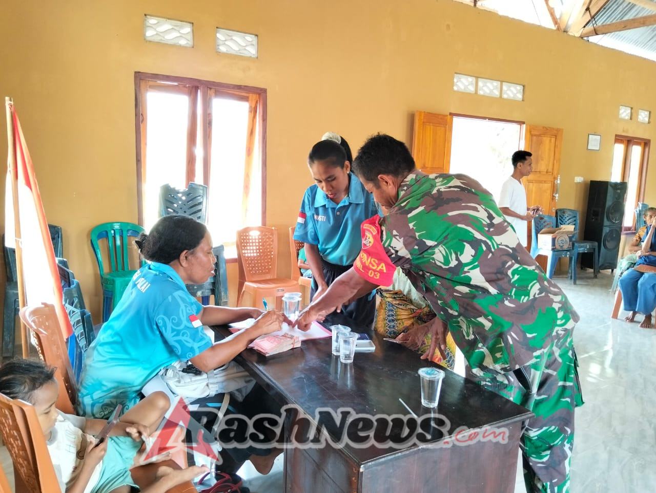 Babinsa Batutua Dampingi Penyaluran BLT Tahap III di Desa Holulai