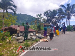 Perkuat Kemanunggalan TNI-Rakyat, Babinsa Ende Utara Turun Lapangan Laksanakan Gotong Royong Pembuatan Saluran Air