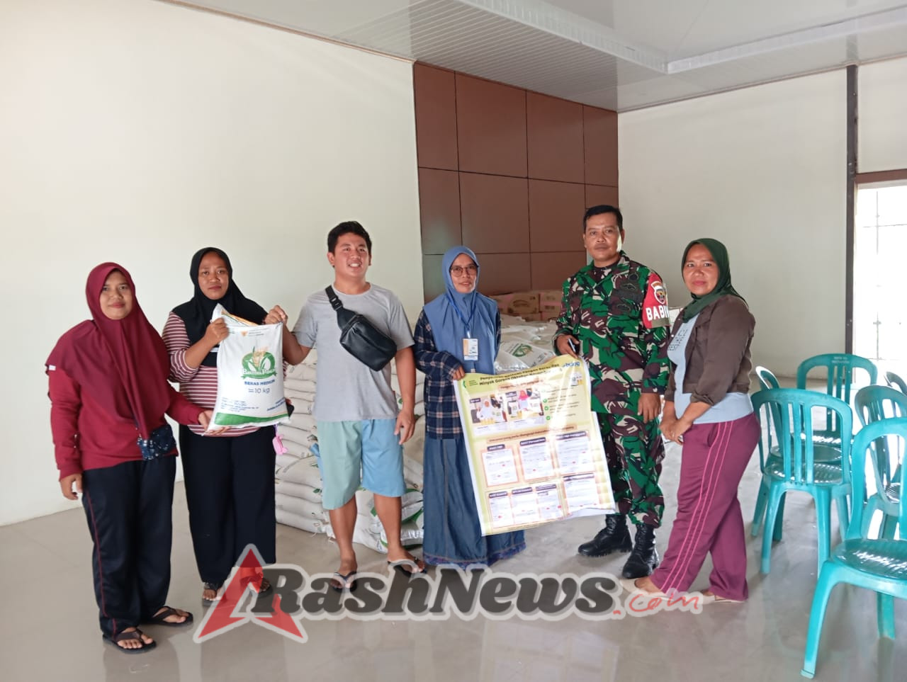 Sinergi TNI dan Pemerintah Desa Kokarlian Dalam Penyaluran Bantuan Pangan 2025