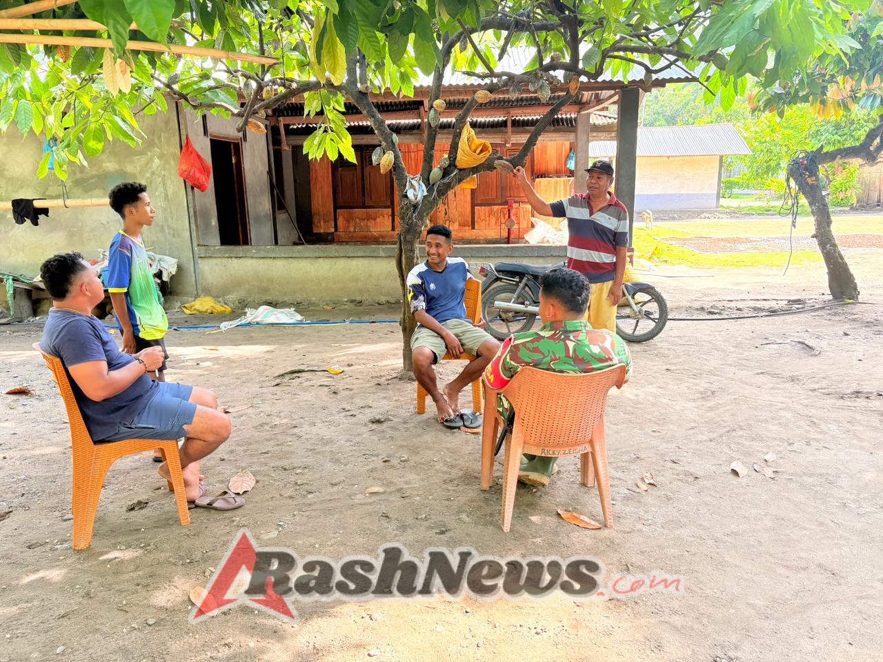 Pamwil dan Komsos Babinsa Kotabaru Wujudkan Kemanunggalan TNI-Rakyat di Desa Hangalande