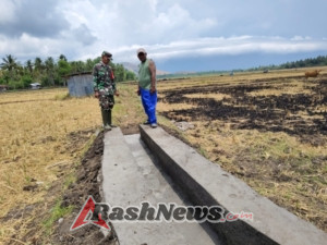Babinsa Aktif Dampingi Pengerjaan Irigasi, Wujudkan Kemitraan TNI-Rakyat di Desa Kotabaru