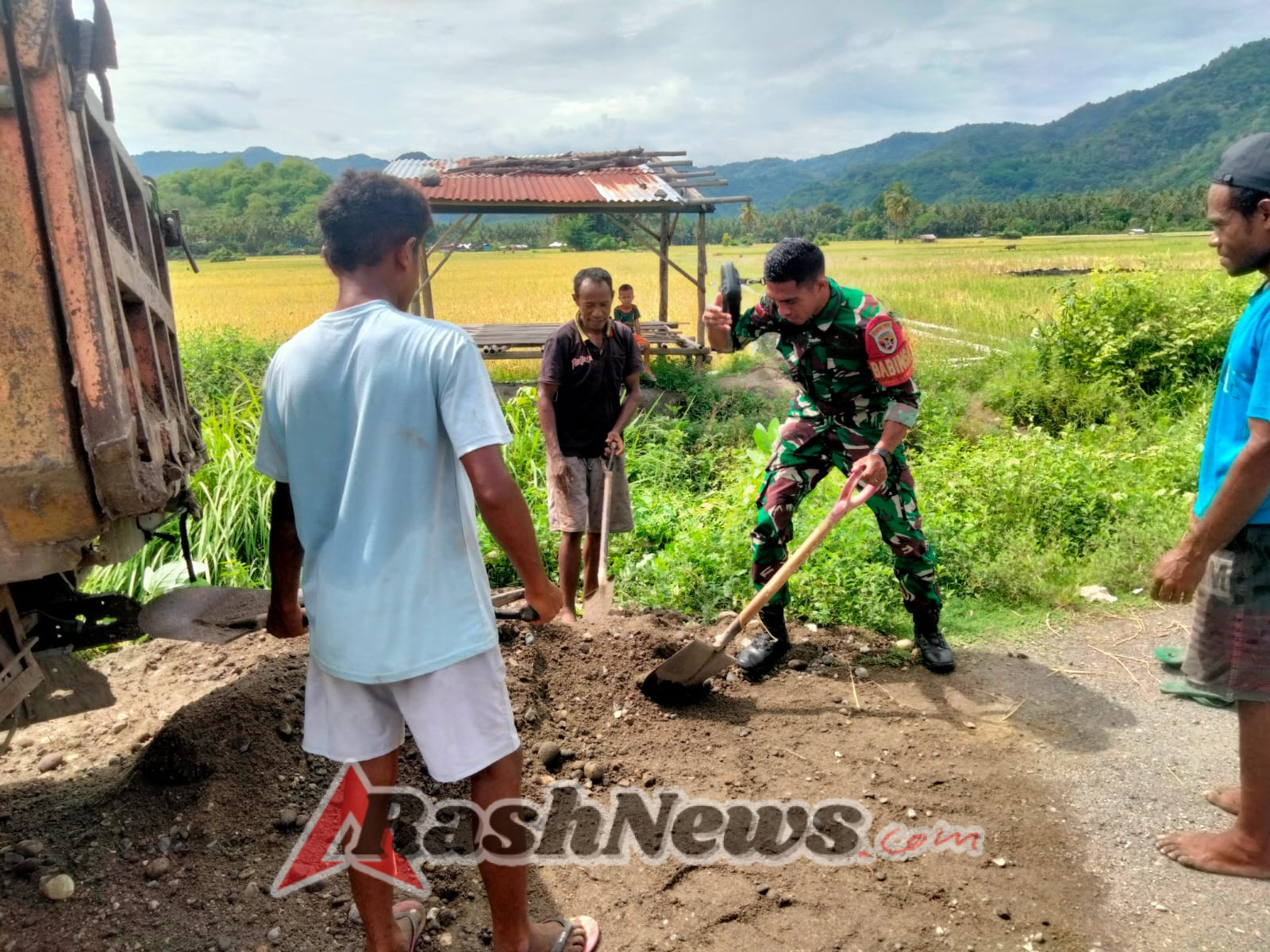 Sinergi TNI dan Masyarakat, Karya Bakti Babinsa di Desa Otogedu Berjalan Lancar