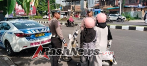 Personel Ops Zebra Agung Laksanakan Pengaturan dan Peneguran Simpatik di Jalan Udayana