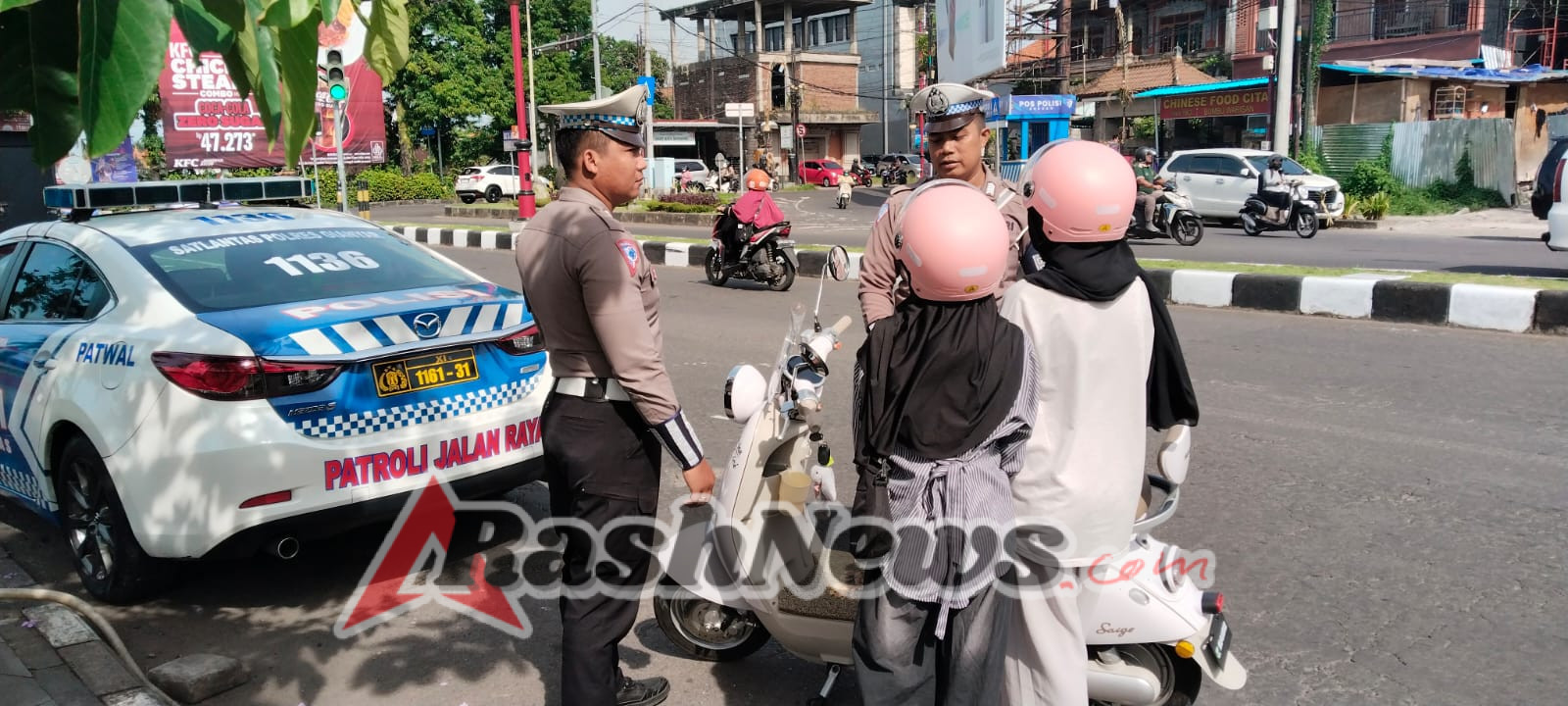 Personel Ops Zebra Agung Laksanakan Pengaturan dan Peneguran Simpatik di Jalan Udayana
