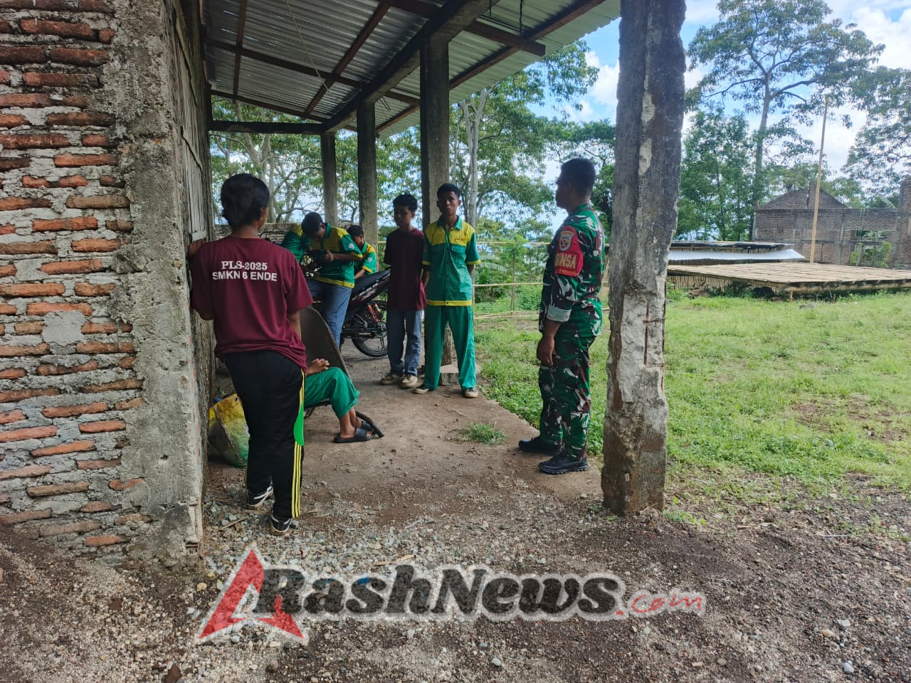 Babinsa Detukeli Aktif Bersama Generasi Muda, Pastikan Kamtibmas di SMKN 6 Kondusif