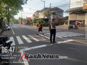 Polisi Sahabat Anak, Anggota Lantas Polres Karangasem Laksanakan Penyebrangan Pelajar SD Negeri 4 Subagan