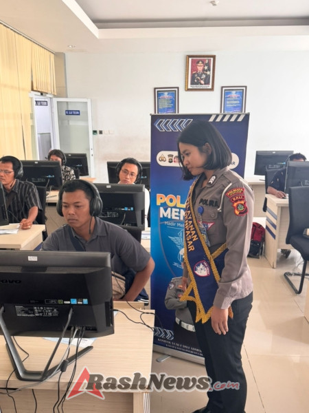 Personel Satpas SIM Polresta Denpasar Dampingi Pemohon Saat Ujian Teori