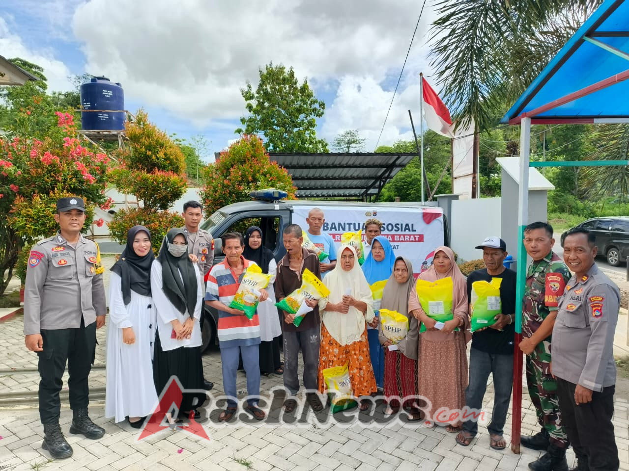 Babinsa dan Bhabinkamtibmas Turun Langsung Salurkan Bantuan Beras SPHP