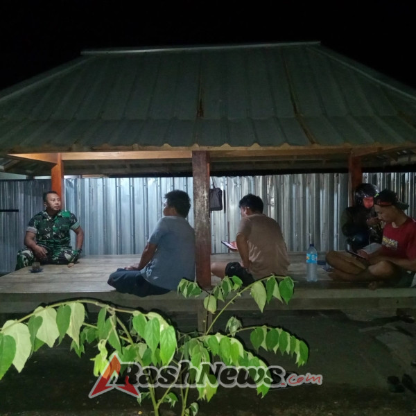 ‎Babinsa Pringgabaya Perkuat Silaturahmi Lewat Patroli Malam di Labuhan Lombok