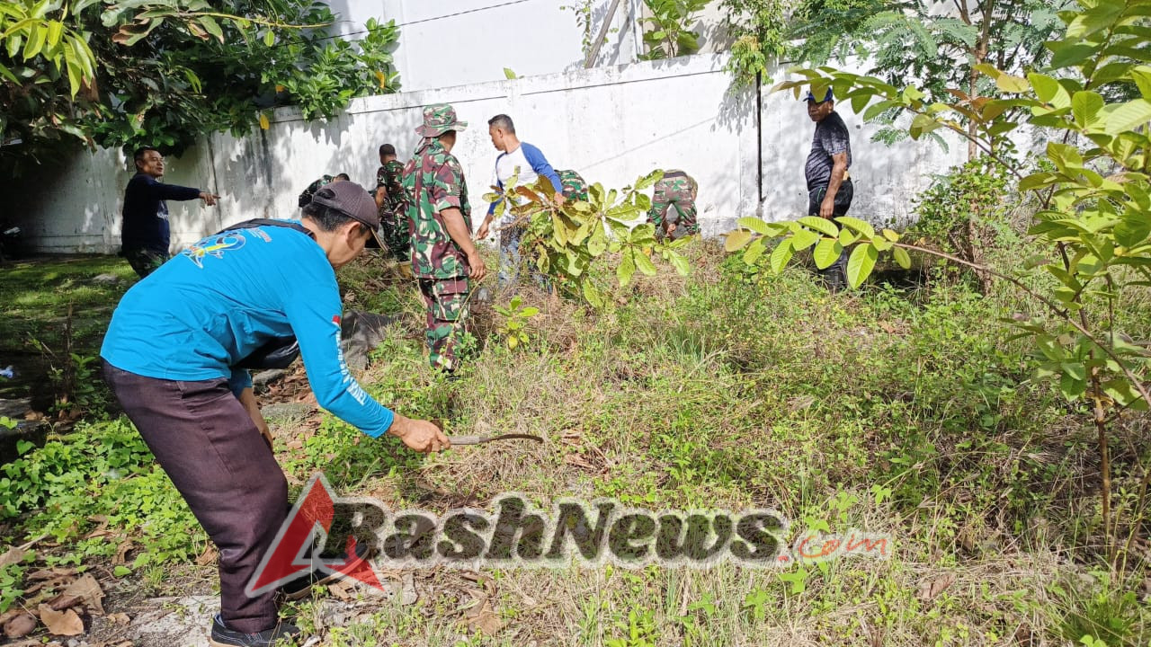 ‎Sinergi TNI dan Pemerintah Kecamatan Aikmel dalam Gotong Royong Bersihkan Fasilitas Umum